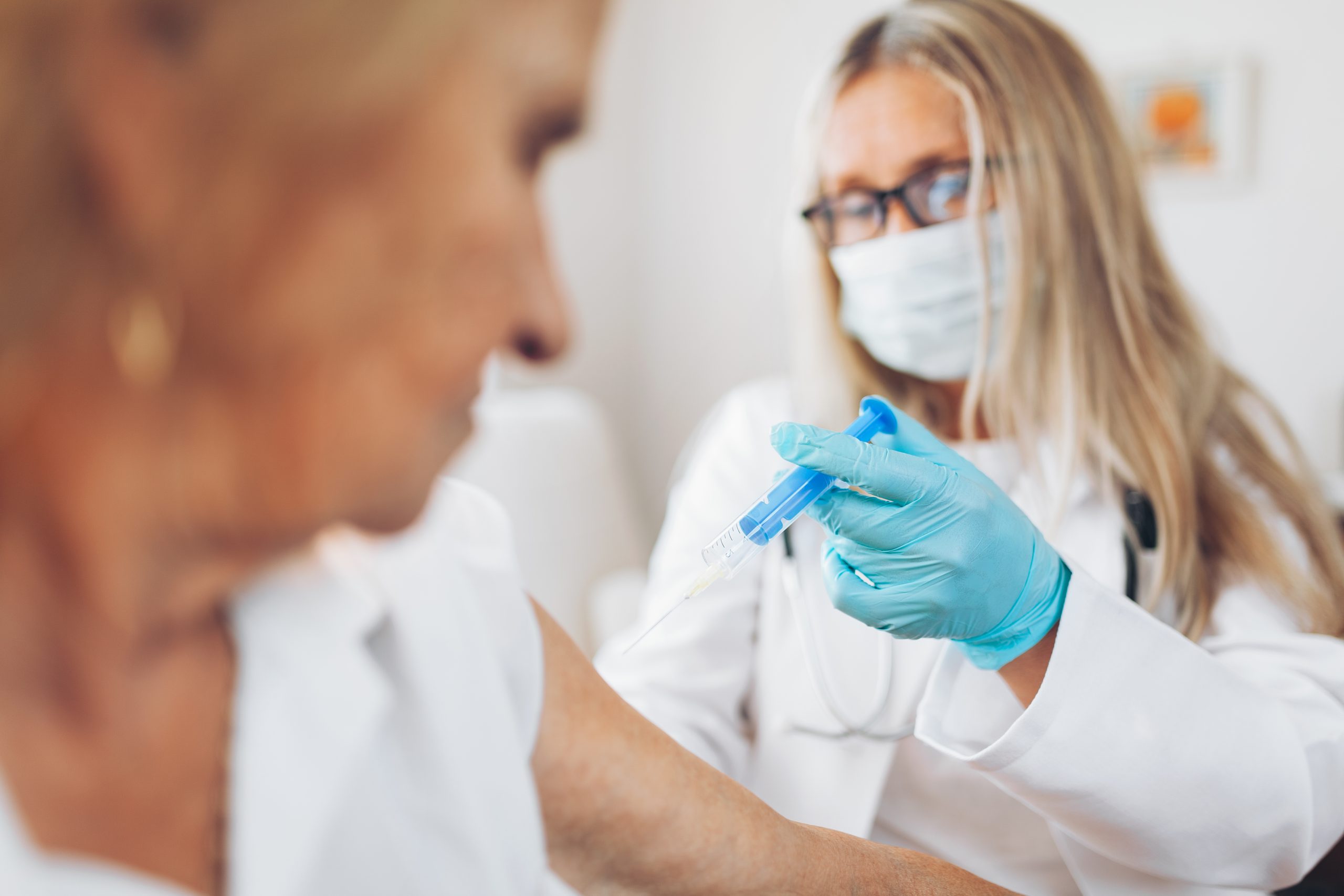 5.800 infecciones por covid-19 en personas completamente vacunadas en EE.UU.