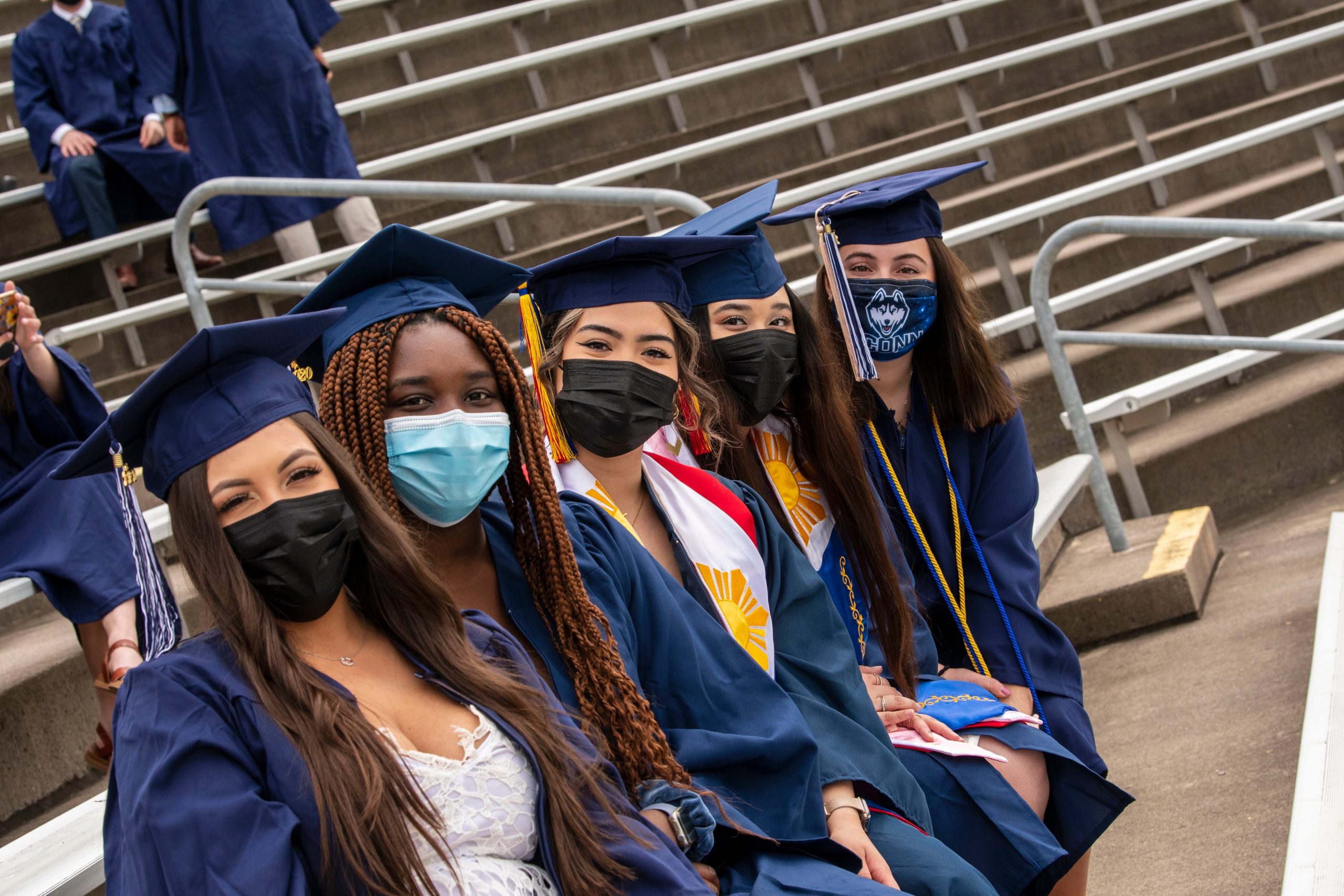 Estudiantes de la clase de UCONN 2020 pudieron graduarse y al mismo tiempo se vacunaron contra el COVID19