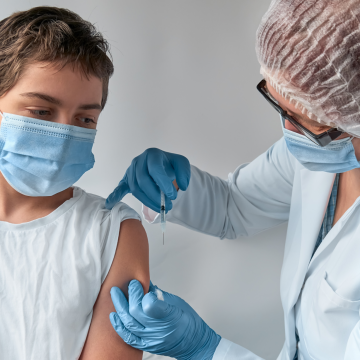 Los CDC informan algunos casos de miocarditis después de que adolescentes recibieron la vacuna COVID-19