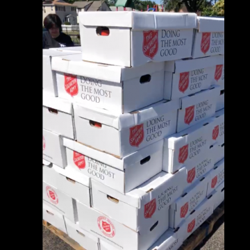 La Guardia Nacional y Goodwill patrocinan entrega de cajas de comida gratis en Hamden