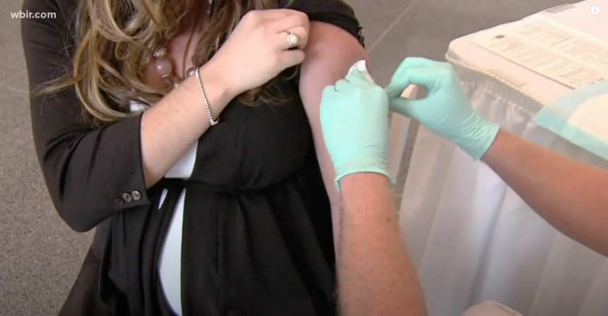 Mujeres embarazadas reciben nuevas recomendaciones sobre la vacuna COVID.